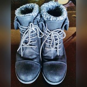 Cliffs by white mountain boots